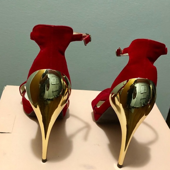 Golden Heel - Picture 5 of 5